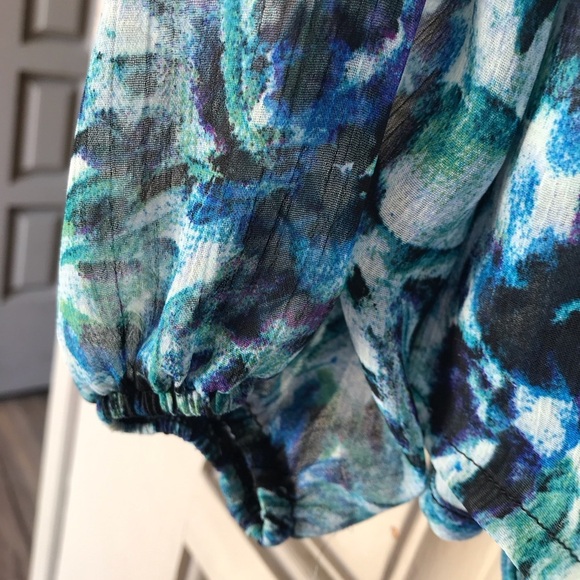 Boho Lily White pull over blouse, blue floral, V-neck Long sleeves size small - Picture 5 of 7